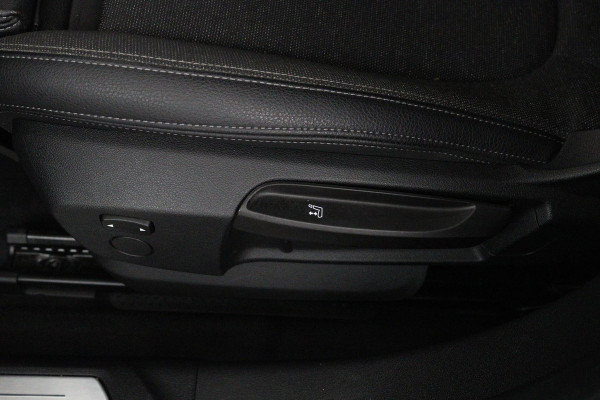 BMW 1-serie 118i Executive Edition Sport Automaat (NAVIGATIE, PARKEERSENSOREN, LED, CARPLAY, SPORTSTOELEN)