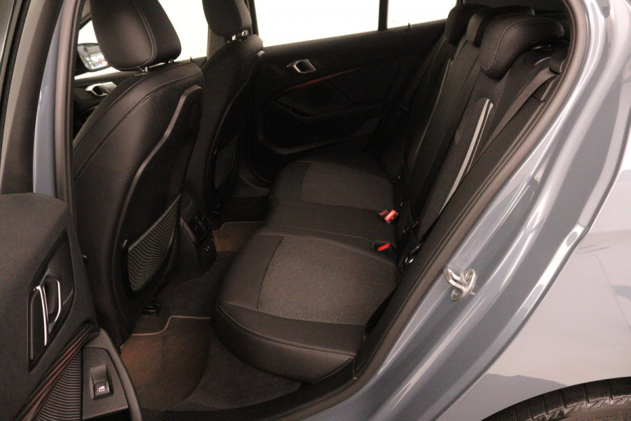 BMW 1-serie 118i Executive Edition Sport Automaat (NAVIGATIE, PARKEERSENSOREN, LED, CARPLAY, SPORTSTOELEN)