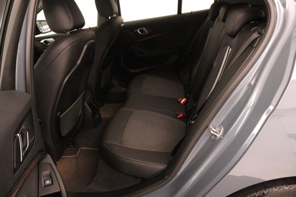 BMW 1-serie 118i Executive Edition Sport Automaat (NAVIGATIE, PARKEERSENSOREN, LED, CARPLAY, SPORTSTOELEN)