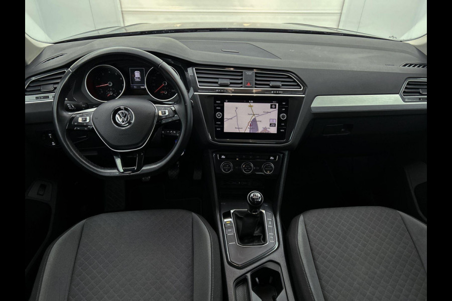 Volkswagen Tiguan 1.5 TSI Comfortline (NAVIGATIE, ELEKT. INKLAPBARE TREKHAAK, PARKEERSENSOREN, CLIMA, CARPLAY, 1e EIGENAAR)