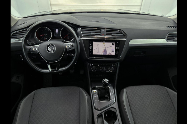 Volkswagen Tiguan 1.5 TSI Comfortline (NAVIGATIE, ELEKT. INKLAPBARE TREKHAAK, PARKEERSENSOREN, CLIMA, CARPLAY, 1e EIGENAAR)