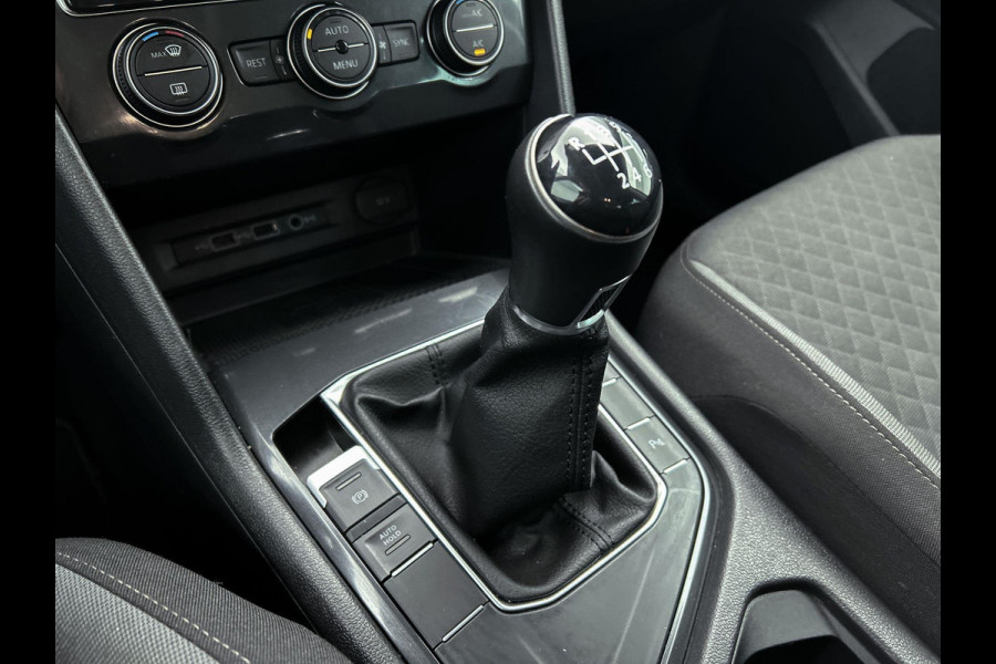 Volkswagen Tiguan 1.5 TSI Comfortline (NAVIGATIE, ELEKT. INKLAPBARE TREKHAAK, PARKEERSENSOREN, CLIMA, CARPLAY, 1e EIGENAAR)