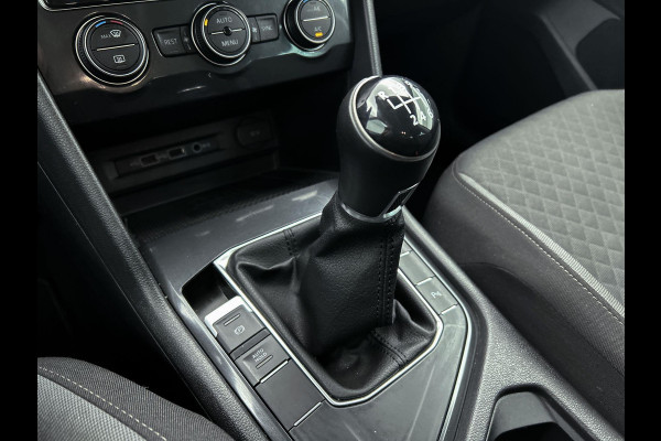 Volkswagen Tiguan 1.5 TSI Comfortline (NAVIGATIE, ELEKT. INKLAPBARE TREKHAAK, PARKEERSENSOREN, CLIMA, CARPLAY, 1e EIGENAAR)