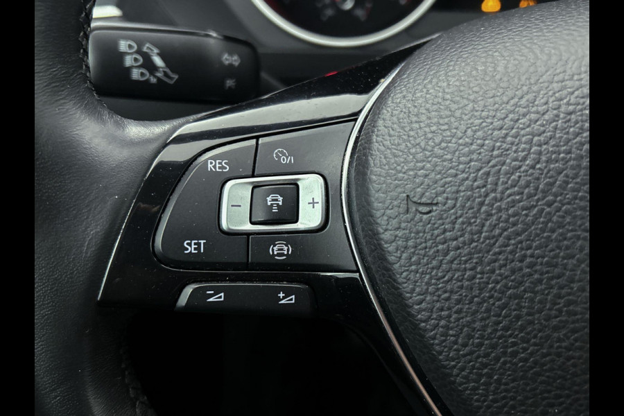 Volkswagen Tiguan 1.5 TSI Comfortline (NAVIGATIE, ELEKT. INKLAPBARE TREKHAAK, PARKEERSENSOREN, CLIMA, CARPLAY, 1e EIGENAAR)