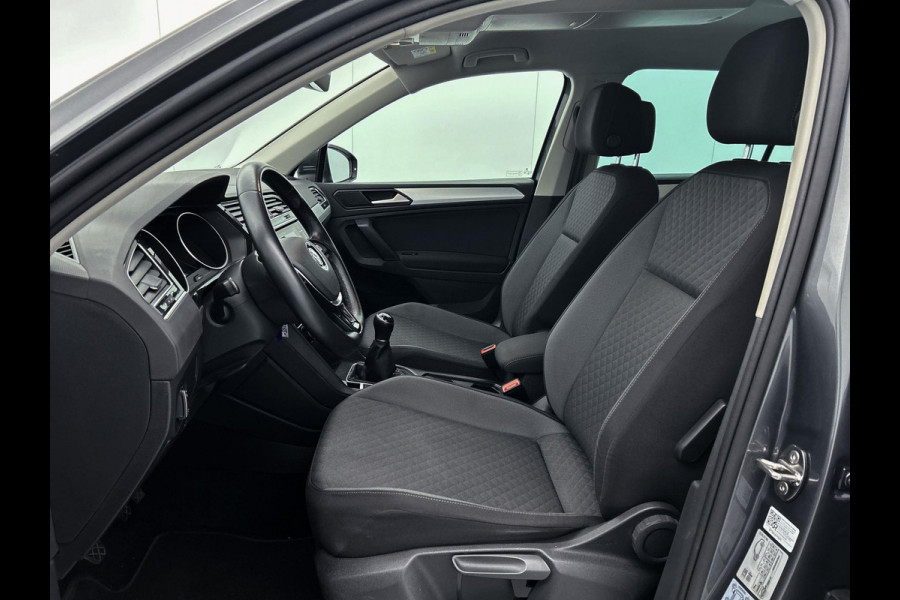 Volkswagen Tiguan 1.5 TSI Comfortline (NAVIGATIE, ELEKT. INKLAPBARE TREKHAAK, PARKEERSENSOREN, CLIMA, CARPLAY, 1e EIGENAAR)