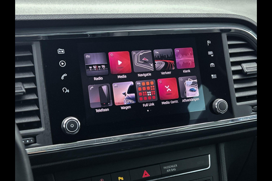 Seat Ateca 1.0 EcoTSI Style Intense Sport (CARPLAY, CAMERA, TREKHAAK, PARKEERSENSOREN, LED, 1e EIGENAAR, GOED ONDERHOUDEN)