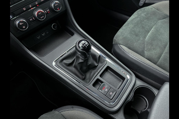Seat Ateca 1.0 EcoTSI Style Intense Sport (CARPLAY, CAMERA, TREKHAAK, PARKEERSENSOREN, LED, 1e EIGENAAR, GOED ONDERHOUDEN)
