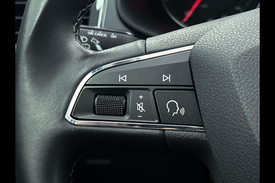Seat Ateca 1.0 EcoTSI Style Intense Sport (CARPLAY, CAMERA, TREKHAAK, PARKEERSENSOREN, LED, 1e EIGENAAR, GOED ONDERHOUDEN)