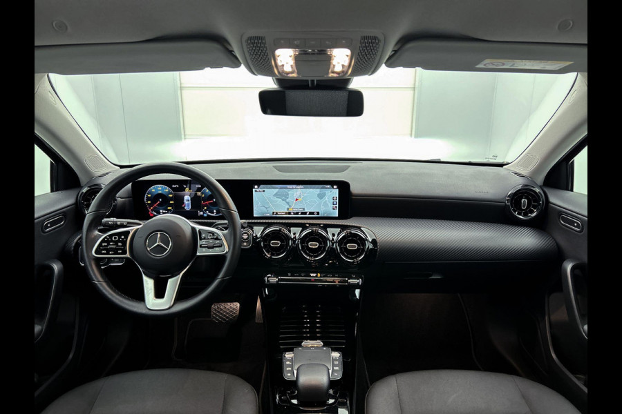 Mercedes-Benz A-Klasse 180 Business Solution Automaat (NAVIGATIE, STOELVERWARMING, CAMERA, 1e EIGENAAR, GOED ONDERHOUDEN)