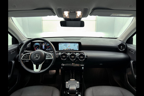 Mercedes-Benz A-Klasse 180 Business Solution Automaat (NAVIGATIE, STOELVERWARMING, CAMERA, 1e EIGENAAR, GOED ONDERHOUDEN)