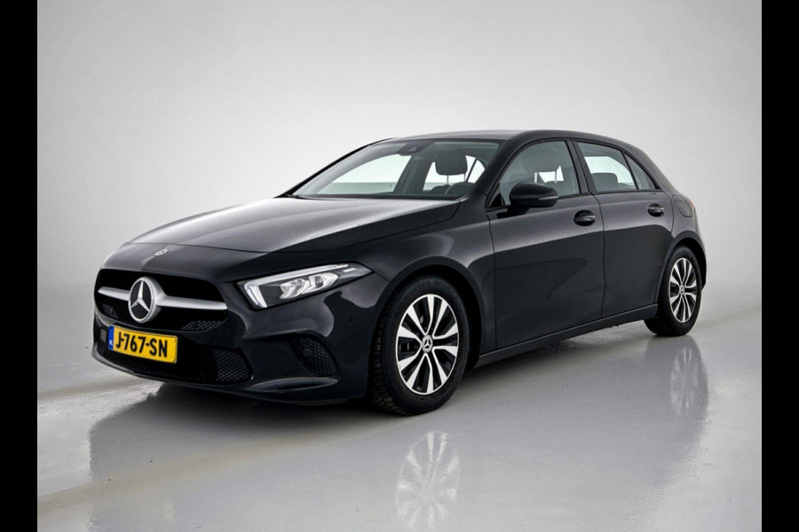 Mercedes-Benz A-Klasse 180 Business Solution Automaat (NAVIGATIE, STOELVERWARMING, CAMERA, 1e EIGENAAR, GOED ONDERHOUDEN)