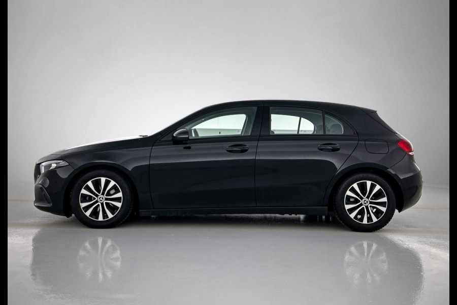 Mercedes-Benz A-Klasse 180 Business Solution Automaat (NAVIGATIE, STOELVERWARMING, CAMERA, 1e EIGENAAR, GOED ONDERHOUDEN)