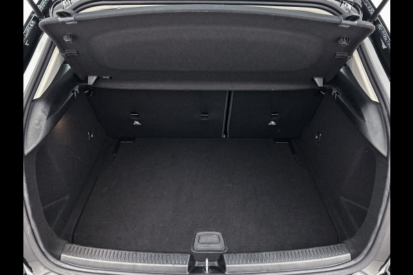 Mercedes-Benz A-Klasse 180 Business Solution Automaat (NAVIGATIE, STOELVERWARMING, CAMERA, 1e EIGENAAR, GOED ONDERHOUDEN)
