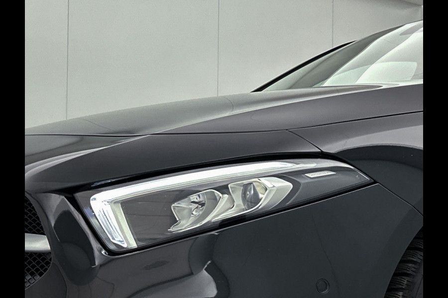 Mercedes-Benz A-Klasse 180 Business Solution Automaat (NAVIGATIE, STOELVERWARMING, CAMERA, 1e EIGENAAR, GOED ONDERHOUDEN)
