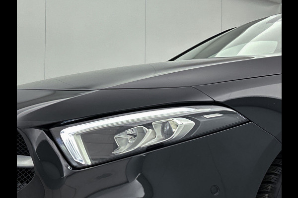 Mercedes-Benz A-Klasse 180 Business Solution Automaat (NAVIGATIE, STOELVERWARMING, CAMERA, 1e EIGENAAR, GOED ONDERHOUDEN)