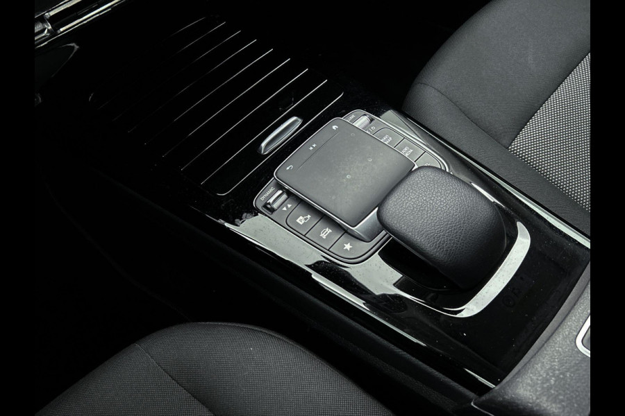 Mercedes-Benz A-Klasse 180 Business Solution Automaat (NAVIGATIE, STOELVERWARMING, CAMERA, 1e EIGENAAR, GOED ONDERHOUDEN)