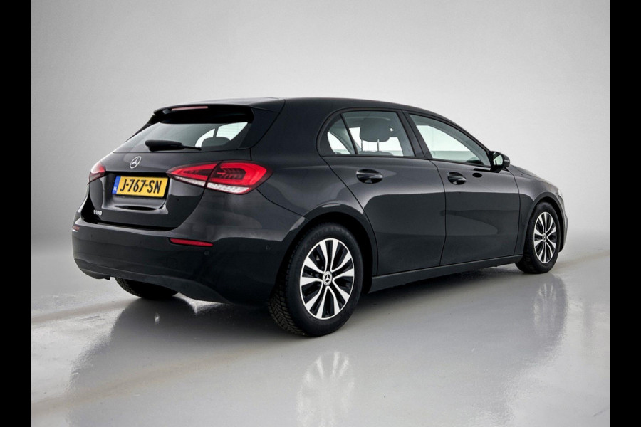 Mercedes-Benz A-Klasse 180 Business Solution Automaat (NAVIGATIE, STOELVERWARMING, CAMERA, 1e EIGENAAR, GOED ONDERHOUDEN)