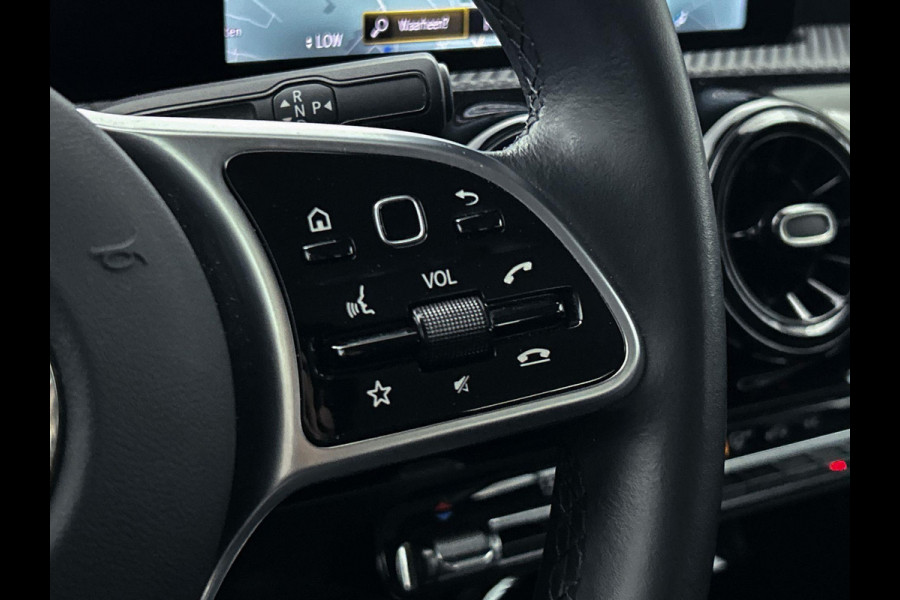 Mercedes-Benz A-Klasse 180 Business Solution Automaat (NAVIGATIE, STOELVERWARMING, CAMERA, 1e EIGENAAR, GOED ONDERHOUDEN)