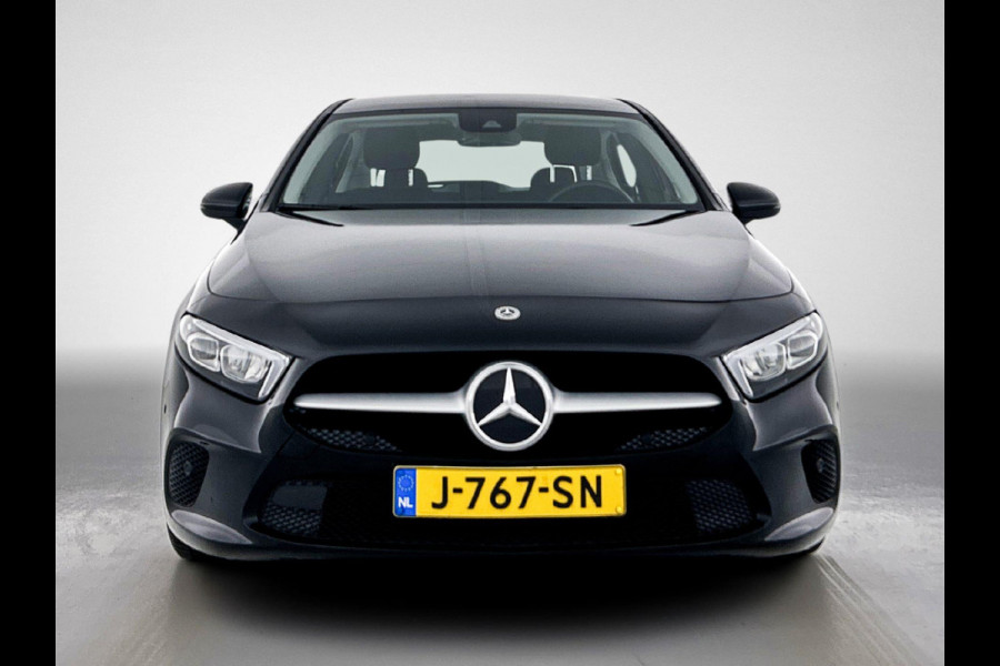 Mercedes-Benz A-Klasse 180 Business Solution Automaat (NAVIGATIE, STOELVERWARMING, CAMERA, 1e EIGENAAR, GOED ONDERHOUDEN)