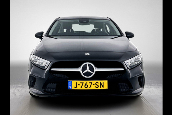 Mercedes-Benz A-Klasse 180 Business Solution Automaat (NAVIGATIE, STOELVERWARMING, CAMERA, 1e EIGENAAR, GOED ONDERHOUDEN)