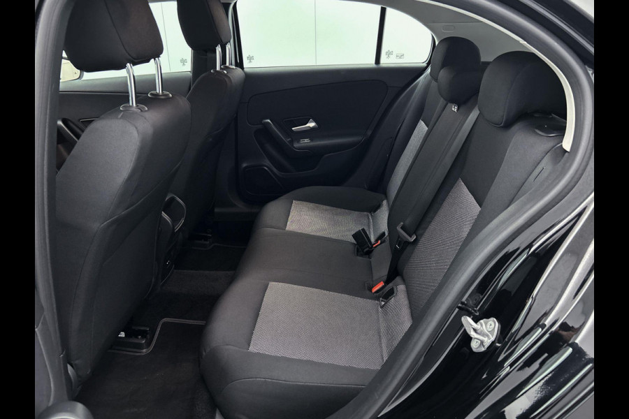 Mercedes-Benz A-Klasse 180 Business Solution Automaat (NAVIGATIE, STOELVERWARMING, CAMERA, 1e EIGENAAR, GOED ONDERHOUDEN)