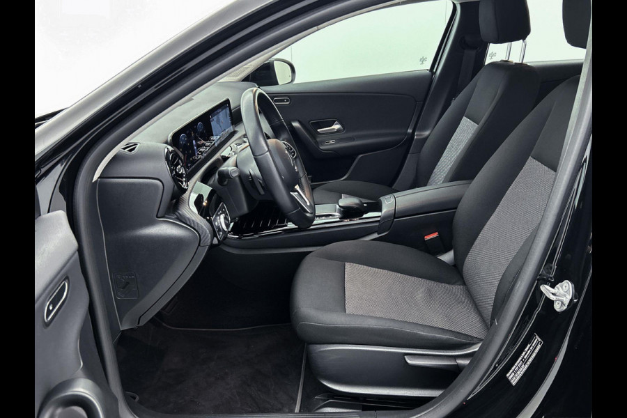 Mercedes-Benz A-Klasse 180 Business Solution Automaat (NAVIGATIE, STOELVERWARMING, CAMERA, 1e EIGENAAR, GOED ONDERHOUDEN)