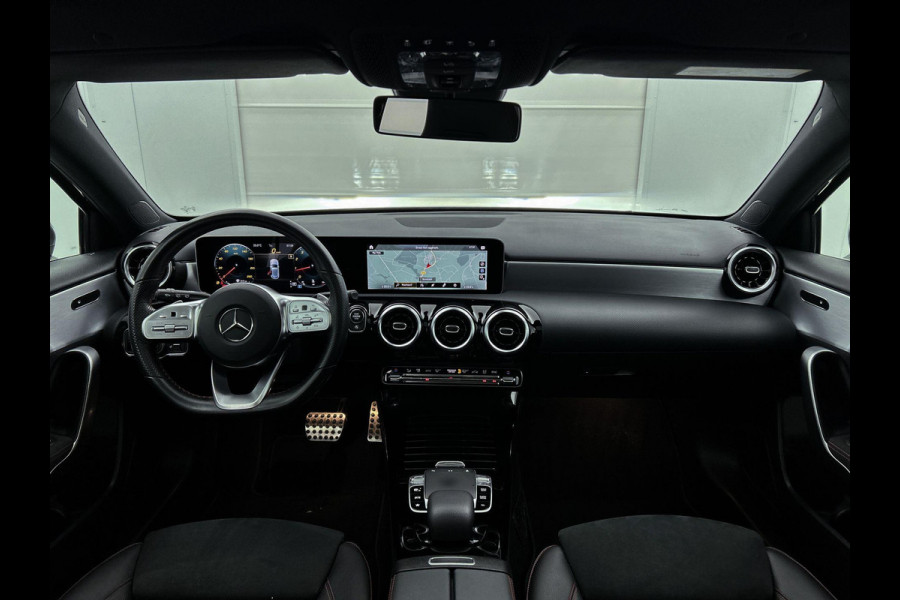 Mercedes-Benz A-Klasse 180 Business Solution AMG Automaat (PANORAMADAK, TREKHAAK ELEKT. WEGKLAPBAAR, CAMERA, STOELVERWARMING)