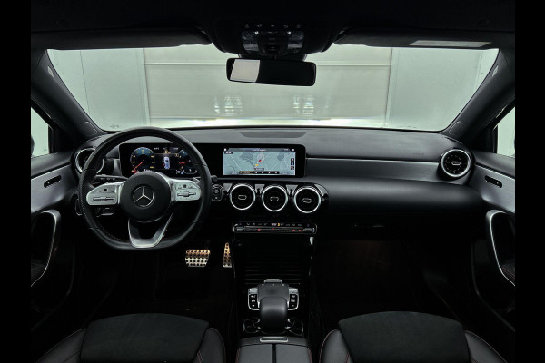 Mercedes-Benz A-Klasse 180 Business Solution AMG Automaat (PANORAMADAK, TREKHAAK ELEKT. WEGKLAPBAAR, CAMERA, STOELVERWARMING)