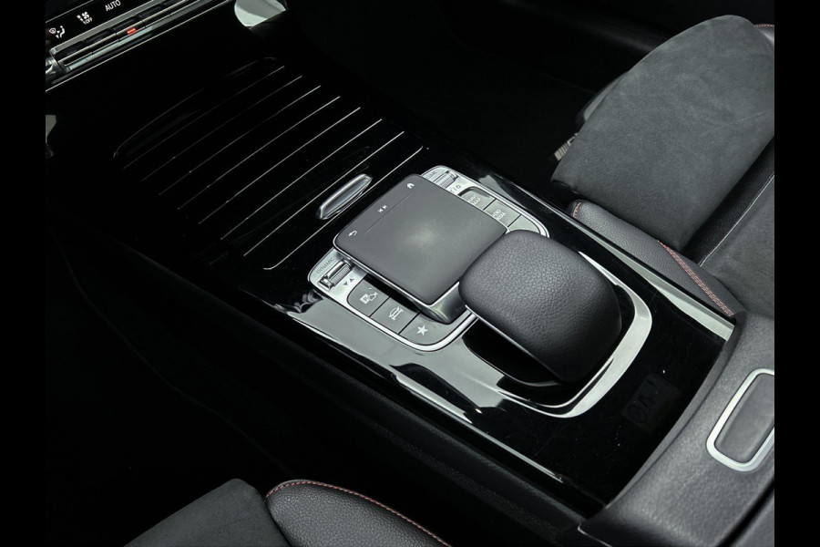 Mercedes-Benz A-Klasse 180 Business Solution AMG Automaat (PANORAMADAK, TREKHAAK ELEKT. WEGKLAPBAAR, CAMERA, STOELVERWARMING)