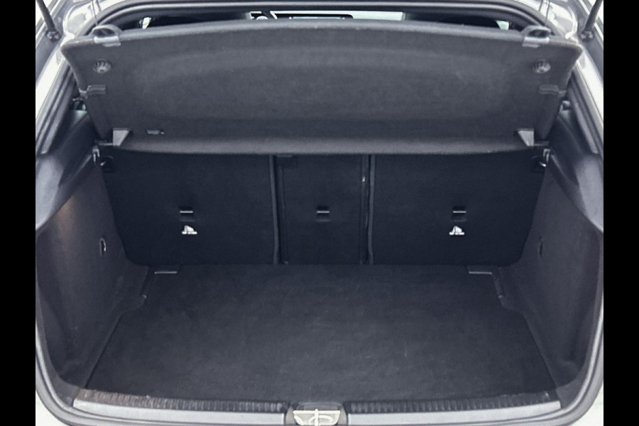 Mercedes-Benz A-Klasse 180 Business Solution AMG Automaat (PANORAMADAK, TREKHAAK ELEKT. WEGKLAPBAAR, CAMERA, STOELVERWARMING)