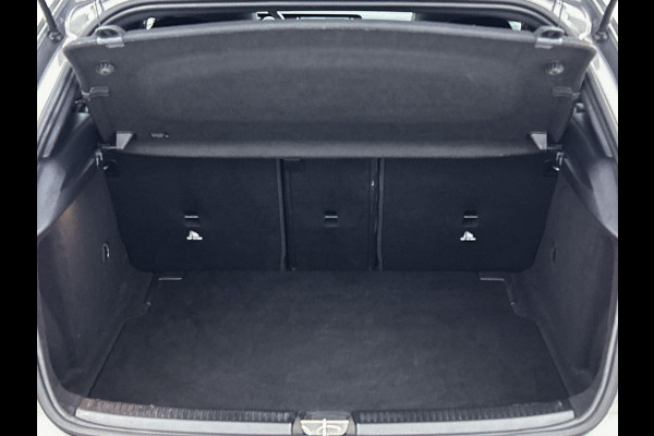Mercedes-Benz A-Klasse 180 Business Solution AMG Automaat (PANORAMADAK, TREKHAAK ELEKT. WEGKLAPBAAR, CAMERA, STOELVERWARMING)