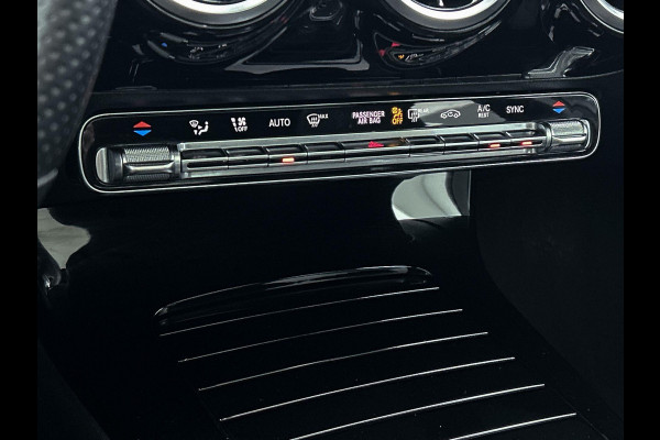 Mercedes-Benz A-Klasse 180 Business Solution AMG Automaat (PANORAMADAK, TREKHAAK ELEKT. WEGKLAPBAAR, CAMERA, STOELVERWARMING)