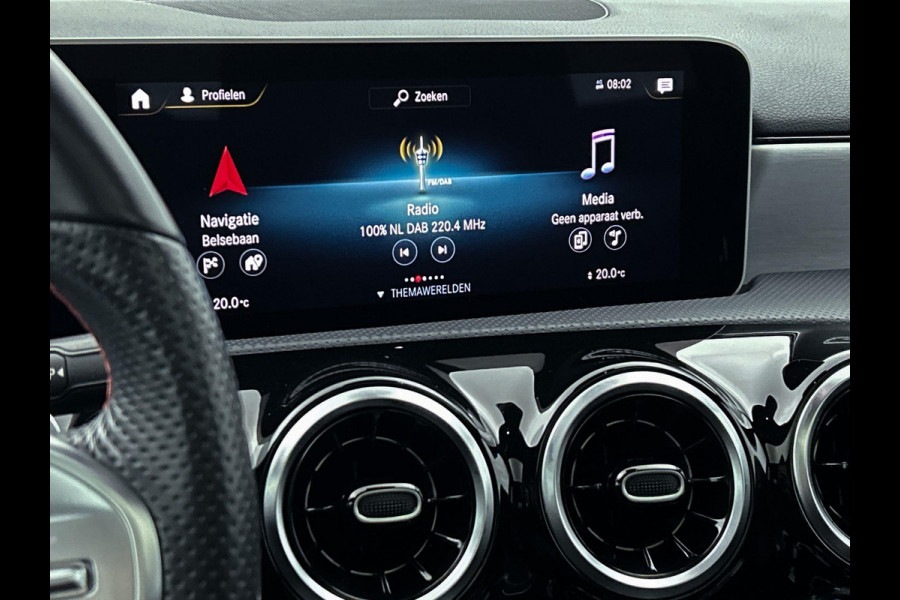 Mercedes-Benz A-Klasse 180 Business Solution AMG Automaat (PANORAMADAK, TREKHAAK ELEKT. WEGKLAPBAAR, CAMERA, STOELVERWARMING)