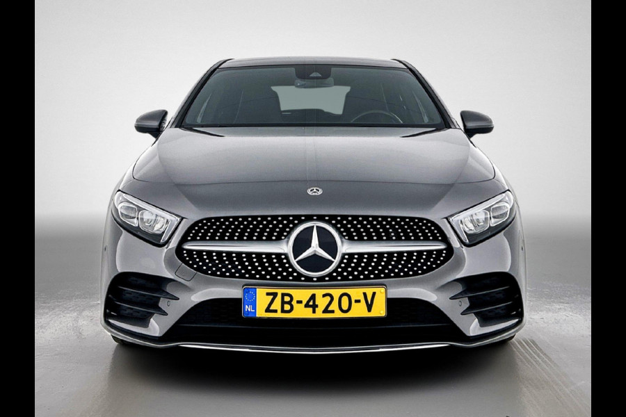 Mercedes-Benz A-Klasse 180 Business Solution AMG Automaat (PANORAMADAK, TREKHAAK ELEKT. WEGKLAPBAAR, CAMERA, STOELVERWARMING)