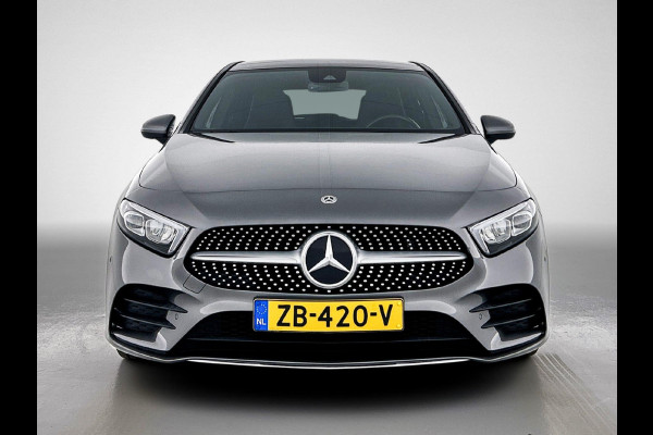 Mercedes-Benz A-Klasse 180 Business Solution AMG Automaat (PANORAMADAK, TREKHAAK ELEKT. WEGKLAPBAAR, CAMERA, STOELVERWARMING)
