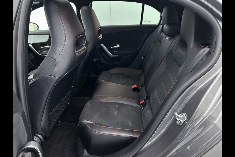 Mercedes-Benz A-Klasse 180 Business Solution AMG Automaat (PANORAMADAK, TREKHAAK ELEKT. WEGKLAPBAAR, CAMERA, STOELVERWARMING)