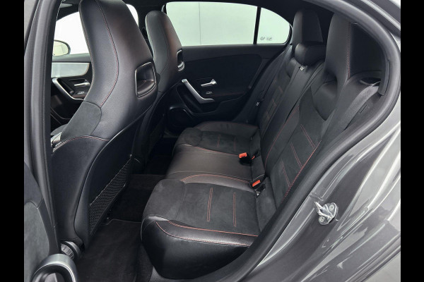 Mercedes-Benz A-Klasse 180 Business Solution AMG Automaat (PANORAMADAK, TREKHAAK ELEKT. WEGKLAPBAAR, CAMERA, STOELVERWARMING)