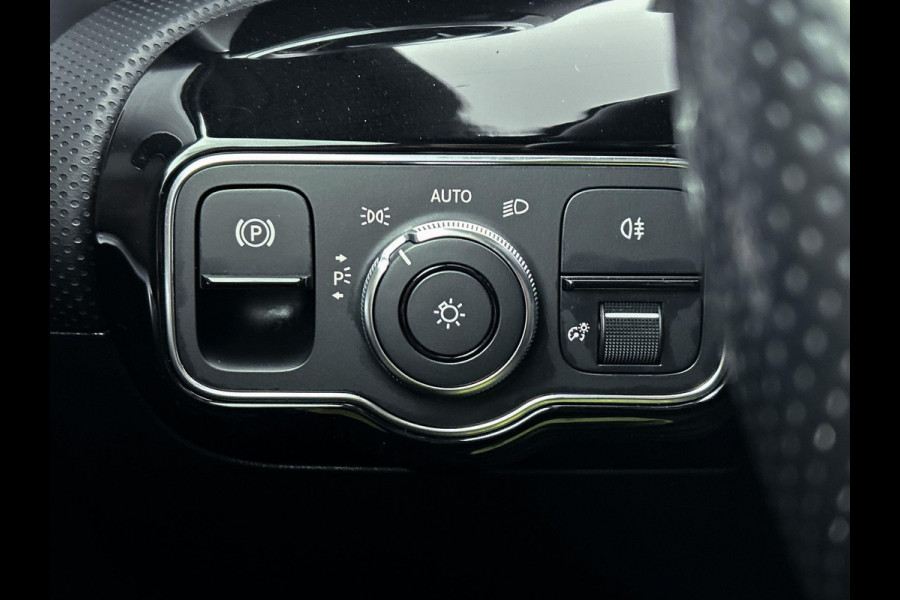 Mercedes-Benz A-Klasse 180 Business Solution AMG Automaat (PANORAMADAK, TREKHAAK ELEKT. WEGKLAPBAAR, CAMERA, STOELVERWARMING)