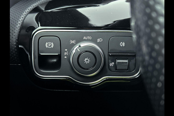 Mercedes-Benz A-Klasse 180 Business Solution AMG Automaat (PANORAMADAK, TREKHAAK ELEKT. WEGKLAPBAAR, CAMERA, STOELVERWARMING)