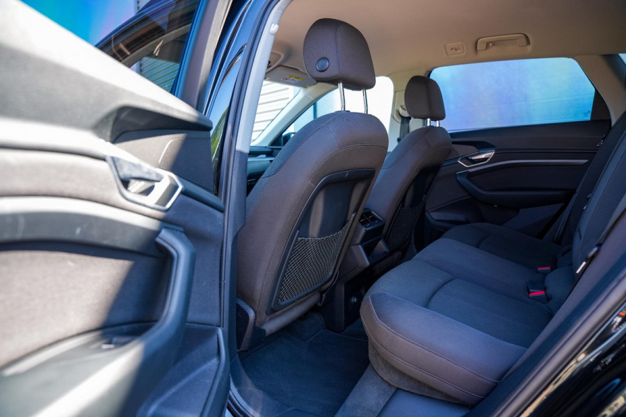 Audi e-tron e-tron 50 quattro Launch edition 71 kWh Memory Seats Dakrail Getinte ramen 20"L.M.  Cruise Control