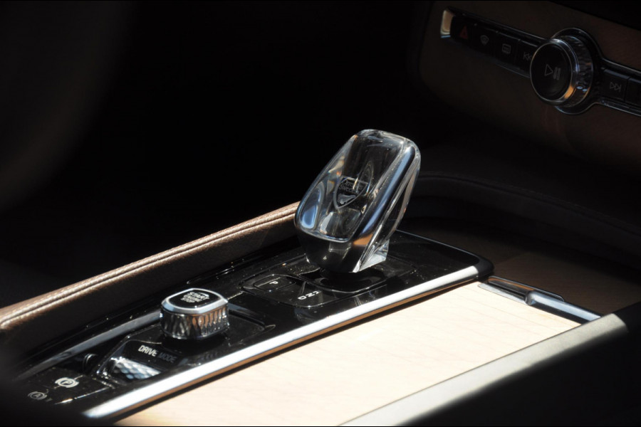 Volvo XC90 T8 390PK Automaat Recharge AWD Inscription / Adaptieve cruise control / BLIS / Parkeersensoren met 360 camera / stoel - en stuurwielverwarming / Standkachel / Trekhaak / Keyless entry / Harman Kardon audio / Elektrische stoelen