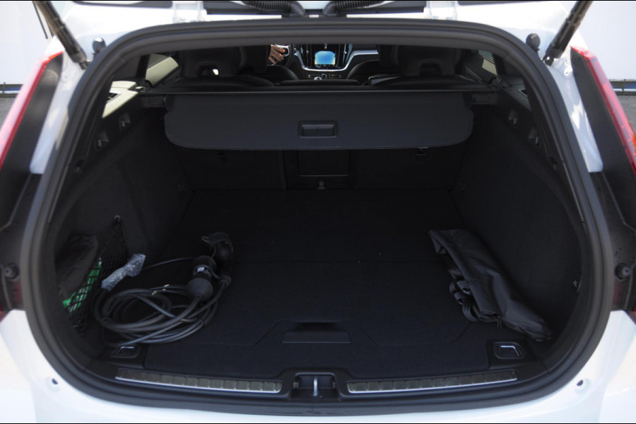 Volvo V60 T6 350PK Automaat AWD Plus Dark / Adaptieve cruise control / BLIS / 19” velgen / Parkeersensoren met camera / Elektrische achterklep / Adaptieve koplampen / Apple carplay / Elektrische stoelen / Harman Kardon Audio / Keyless entry / stoel - en stuurwielverwarming