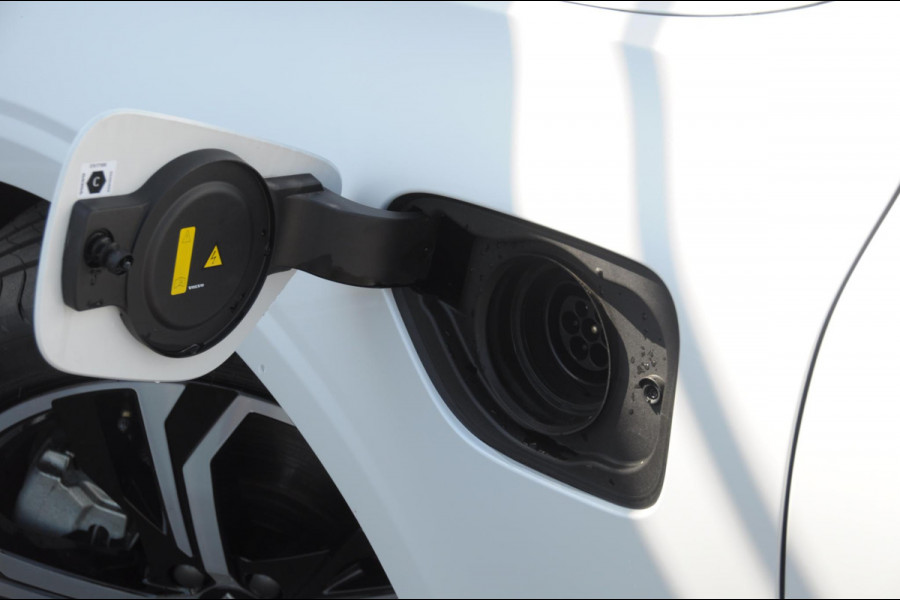 Volvo V60 T6 350PK Automaat AWD Plus Dark / Adaptieve cruise control / BLIS / 19” velgen / Parkeersensoren met camera / Elektrische achterklep / Adaptieve koplampen / Apple carplay / Elektrische stoelen / Harman Kardon Audio / Keyless entry / stoel - en stuurwielverwarming