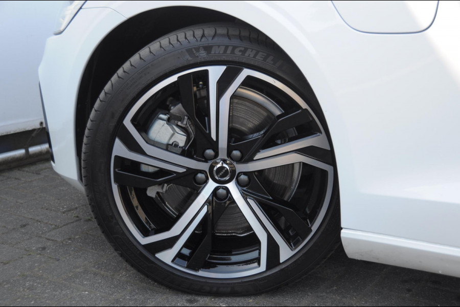 Volvo V60 T6 350PK Automaat AWD Plus Dark / Adaptieve cruise control / BLIS / 19” velgen / Parkeersensoren met camera / Elektrische achterklep / Adaptieve koplampen / Apple carplay / Elektrische stoelen / Harman Kardon Audio / Keyless entry / stoel - en stuurwielverwarming