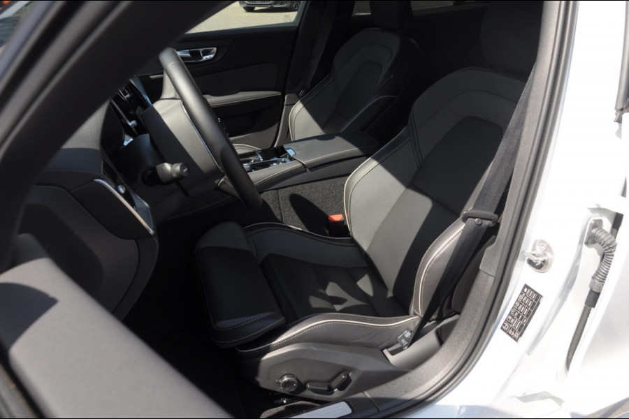Volvo V60 T6 350PK Automaat AWD Plus Dark / Adaptieve cruise control / BLIS / 19” velgen / Parkeersensoren met camera / Elektrische achterklep / Adaptieve koplampen / Apple carplay / Elektrische stoelen / Harman Kardon Audio / Keyless entry / stoel - en stuurwielverwarming