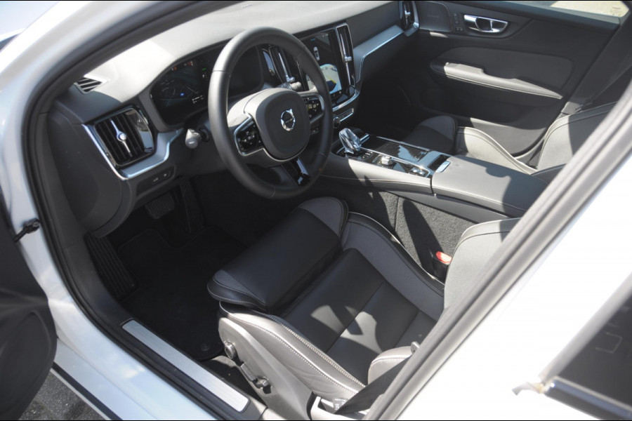Volvo V60 T6 350PK Automaat AWD Plus Dark / Adaptieve cruise control / BLIS / 19” velgen / Parkeersensoren met camera / Elektrische achterklep / Adaptieve koplampen / Apple carplay / Elektrische stoelen / Harman Kardon Audio / Keyless entry / stoel - en stuurwielverwarming