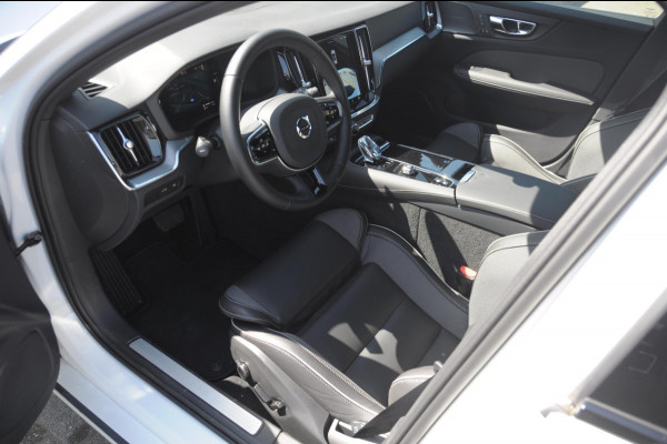 Volvo V60 T6 350PK Automaat AWD Plus Dark / Adaptieve cruise control / BLIS / 19” velgen / Parkeersensoren met camera / Elektrische achterklep / Adaptieve koplampen / Apple carplay / Elektrische stoelen / Harman Kardon Audio / Keyless entry / stoel - en stuurwielverwarming