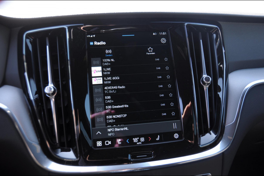 Volvo V60 T6 350PK Automaat AWD Plus Dark / Adaptieve cruise control / BLIS / 19” velgen / Parkeersensoren met camera / Elektrische achterklep / Adaptieve koplampen / Apple carplay / Elektrische stoelen / Harman Kardon Audio / Keyless entry / stoel - en stuurwielverwarming
