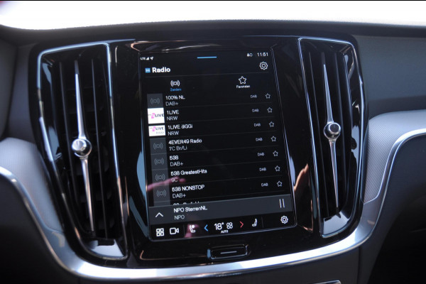 Volvo V60 T6 350PK Automaat AWD Plus Dark / Adaptieve cruise control / BLIS / 19” velgen / Parkeersensoren met camera / Elektrische achterklep / Adaptieve koplampen / Apple carplay / Elektrische stoelen / Harman Kardon Audio / Keyless entry / stoel - en stuurwielverwarming