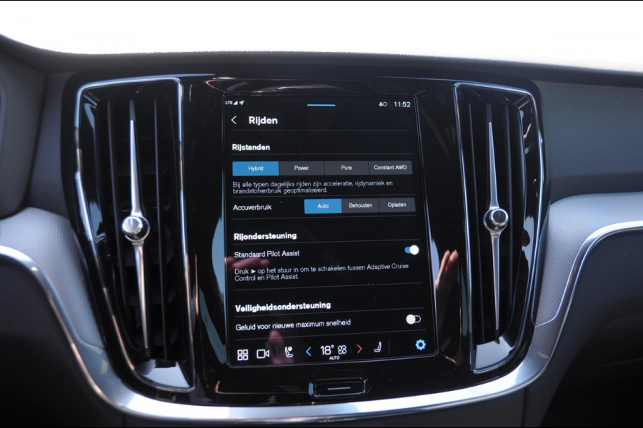 Volvo V60 T6 350PK Automaat AWD Plus Dark / Adaptieve cruise control / BLIS / 19” velgen / Parkeersensoren met camera / Elektrische achterklep / Adaptieve koplampen / Apple carplay / Elektrische stoelen / Harman Kardon Audio / Keyless entry / stoel - en stuurwielverwarming